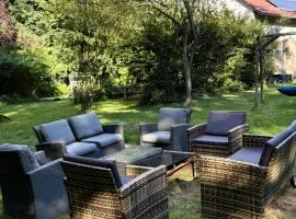 Remise an der Rennbahn - umzäuntes Anwesen mit Parkplätzen, AmzonPrime, Netflix, Wii, PS2
