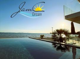 JamC Dream Familientraum direkt am Meer mit beheiztem Pool, hotel v destinaci Privlaka