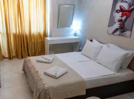 Megy's 3rd Top Central Room