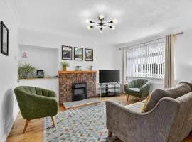 StayByNumbers - Spacious three bed house Royal Hillsborough