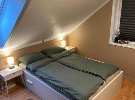 Comfortable room - Double bed - Private bathroom - Free parking - Shared kitchen - Bus stop and store 2 min walk, habitación en casa particular en Lunden