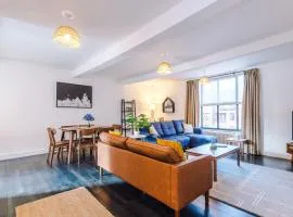 Stunning Townhouse, Games Area, Terrace, 3bedrooms, Sleeps 8, Central Location