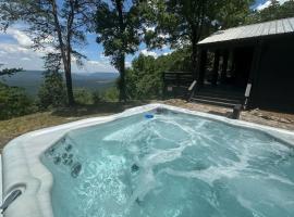 Black Bear Ridge - Games, Hot Tub, Deck with Views, hotel din Mentone
