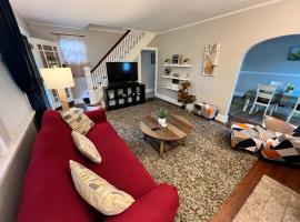 Comfy Cozy Bungalow Suite 2 10 min from Downtown, hotel in Cincinnati
