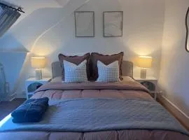 Comfort and Video Projector Close to Downtown