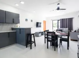 Modern 2BR Apartment 3 Min from Airport with Free Parking