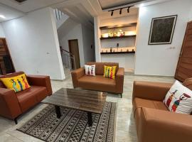 Elegant villa with 5 furnished bedrooms, hotel v destinaci Yamoussoukro