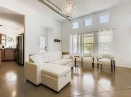 SoCo Haven Retreat - WiFi & Fire Pit - Sleeps 8