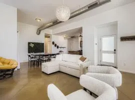 SoCo Haven - Stylish Stay - Sleeps 8 & Wifi
