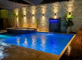 Casa azul con Generador electrico , Piscina y jacuzzi