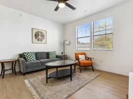 CozySuites Glendale by the stadium with pool 26, Hotel in Shamrock Mobile Home Park