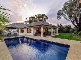 Our Escape - Coastal Poolside Haven in Dunsborough, khách sạn ở Dunsborough