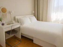 Private Cozy Room in Downtown Toronto, Steps to Subway & CN Tower