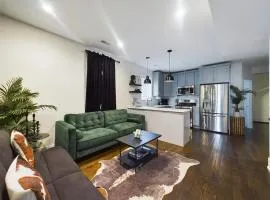 Loft with Chefs Kitchen a Balcony and Onsite Parking