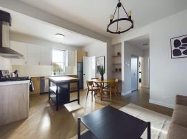 2 BR with Soaking Tub and Onsite Parking, villa i Chicago