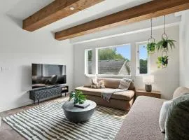 The Adelynn 5BR - Sleek - Spacious - Walkable