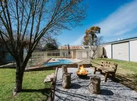 Madeira Cottage - Country Comfort with Pool and Spa