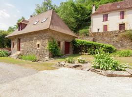 Holiday home near river with pool, hotel v mestu Saint-Médard-dʼExcideuil