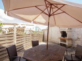 Luxury apartment with terrace sauna tennis and heated pool, hotel in Saint-Preuil