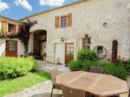 Luxurious Mansion in Saint Preuil with Sauna, hotel in Saint-Preuil