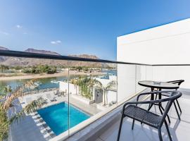 Modern 3BR with Mountain Views and Private Pool in Al Dana Island, Fujairah by Deluxe Holiday Homes、フジャイラの格安ホテル