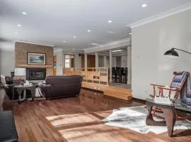 3 Bed 2 Bath Retro-Chic Comfort on the Crescent