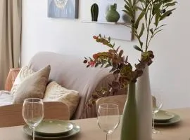 Industrial Stay in Apollo Residence w free parking