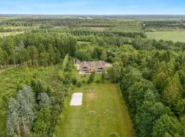 24 Person Pool House With Activity Room And 8 Bedrooms