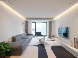 EHUB - Super Luxury Apt at the Bund Area with Big Balcony, Surrounded by Shopping & Dining