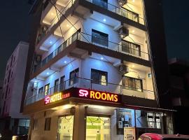 S R Hotel, hotel in Jāmb