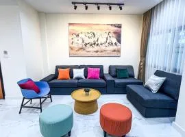 SPACIOUS, 3 mins walking to BTS Phra Khanong & Near Thonglo, Em District, Terminal 21, MAX 20 People
