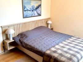 Pirin Golf Cozy Mountain Apartment with Views of Pirin & Rila, hotel na praia em Bansko