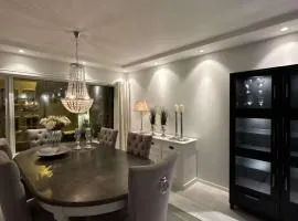 Cityscape Retreat - Central and modern apartment