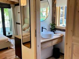 Zauberhaftes Tiny House mit Kamin an der Elbe, Hotel in Hittbergen
