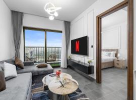 Chic Urban Escape Sobha Crest 1BR with Private Balcony, hotel v Dubaji