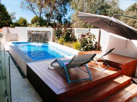 Eagle Bay Beach Retreat - Steps from the Sands, Hotel in Dunsborough
