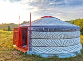 Yourte Mongole traditionnelle, hotel v destinaci Saint-Pé-de-Bigorre