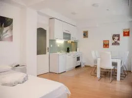 Lihnidos Home, Spacious Studio Neer Lake, WiFi, AC