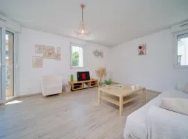 Bright, 2 bedrooms, central, garage and balcony