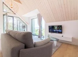 HolidayPlus Multiple Apartments, By Cohost