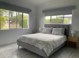 Comfy 4 Bedroom with Country Views