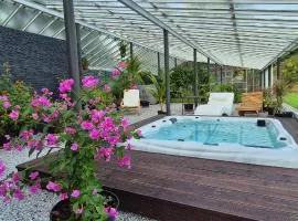 Private House with Sauna, Jacuzzi and Hawaiian Hothouse Spa