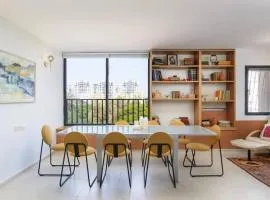 Neta's Central 3BR Gem Close to the Beach with Bomb Shelter in Tel Aviv