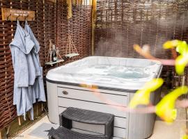 Dog friendly cottage with hot tub under 350 steps to dunes, hotel in Winterton-on-Sea