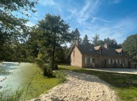 Grande Maison Au Coeur De La Forêt, hotel v destinaci Saint-Viâtre