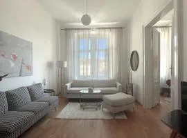 Sunny Apartment on Yppenplatz near City Center