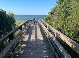 Casa del Mar - Bold, Bright & Steps to the Sand!, viešbutis mieste Norfolkas