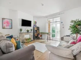 Spacious 4 bed, 3 bath house - Free parking