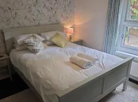 Gray's Cottage 2 Bedroom Nestled in the heart of Crawley