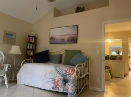 Tropical Jungle Bugelow, ξενοδοχείο σε Naples